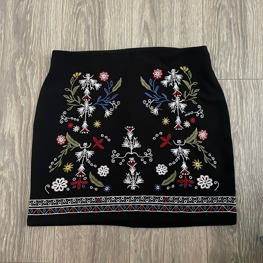 Zipped Back Embroidery Detail Badycon Skirt